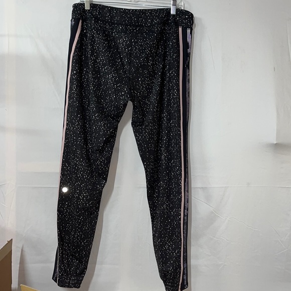 LL19  EUC Lululemon joggers size 12.
LL19 - Picture 5 of 9